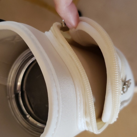 NEW 24 or 32 ounce 🍾Bottle/🥤 Cup Holder Off White w/ zipper pockets - Picture 5 of 8